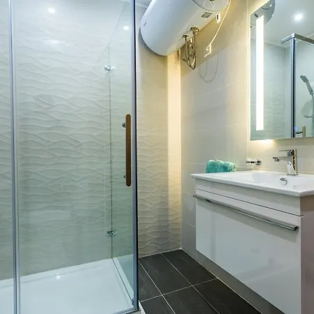 Sh5a-qawra Prime Location 2 Bedroom Apartment *